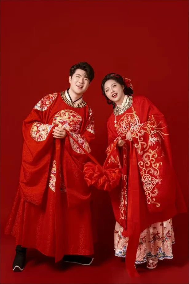 张泽凯与李嘉宇身着红色中式喜服的合影